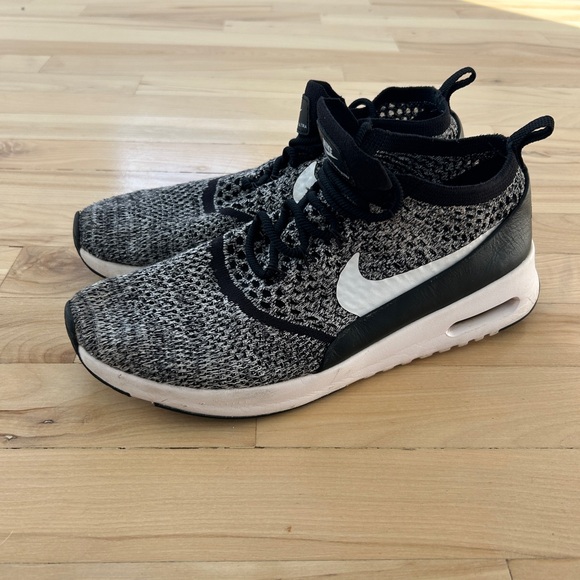 Nike Air Max Thea Flyknit Women’s Sneakers Size 10 Black White - Picture 3 of 6